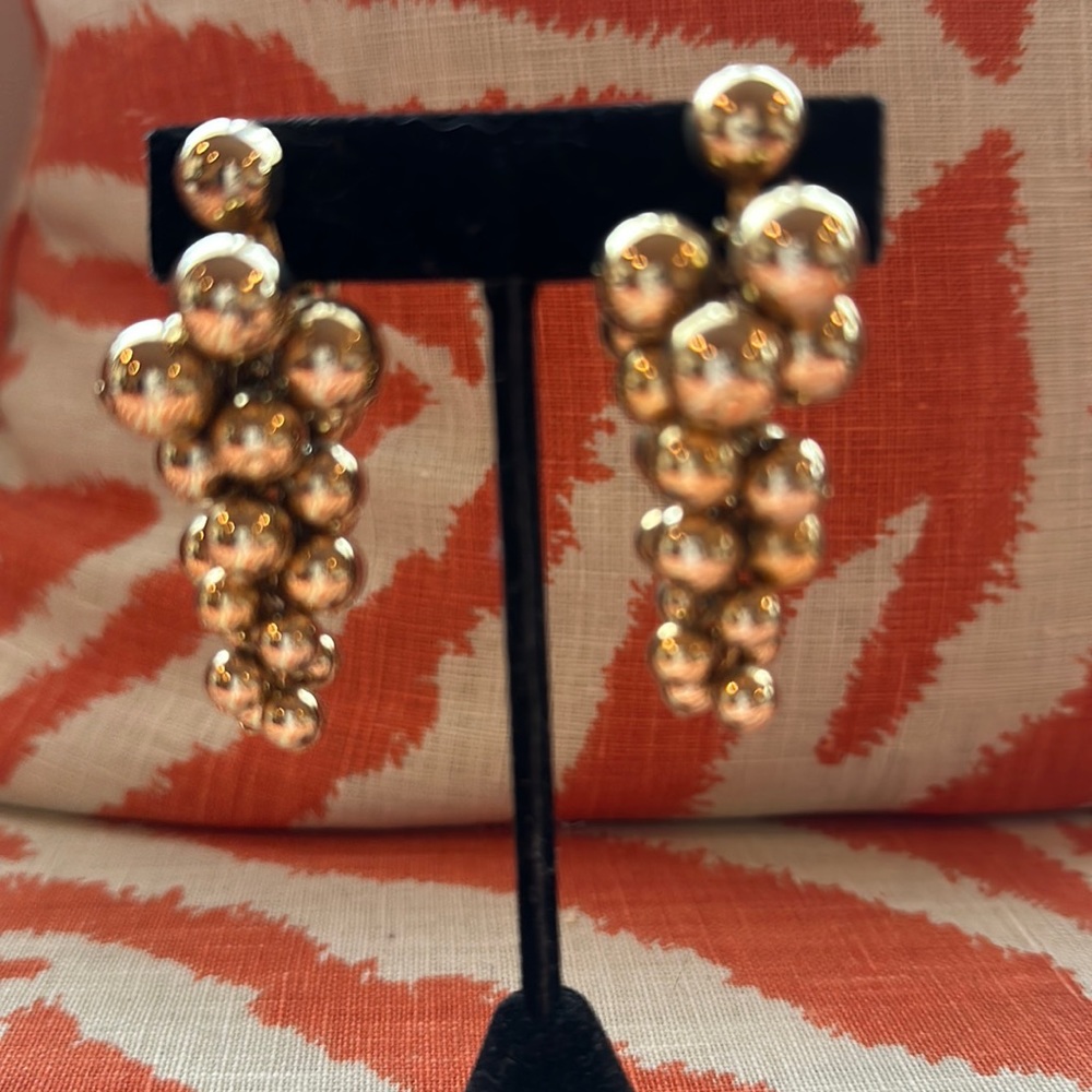 Cheerful bauble earrings lightweight and dynamic